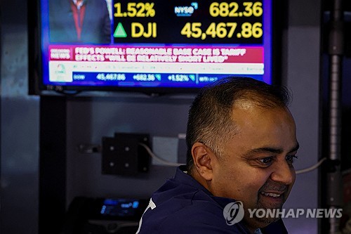 뉴욕증시, ‘파월 금리인하 시사’에 반색…다우·나스닥 2%대↑