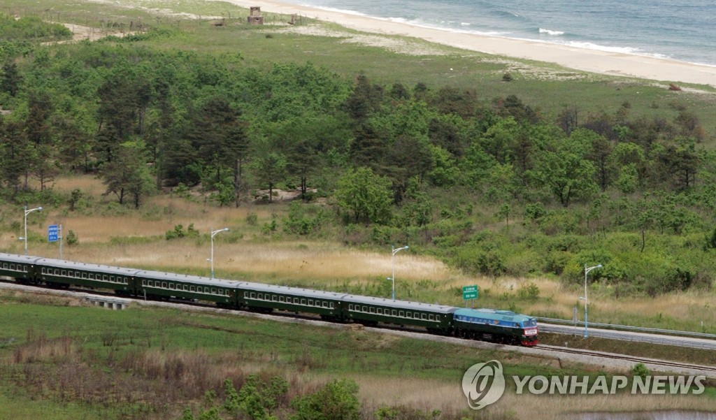 资料图片：2007年5月17日，朝鲜和韩国同时举行东海线铁路和京义线铁路试运行仪式。 韩联社