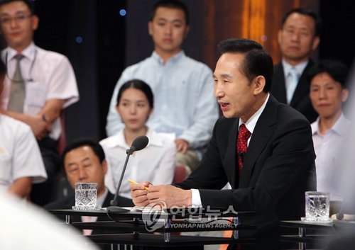 资料图片：2008年9月9日，在KBS电视台，李明博与民对话。 韩联社