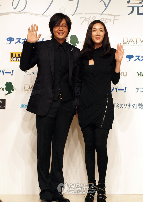 《冬季恋歌》的男女主演29日,韩流明星裴勇俊和崔智友在日本东京举行