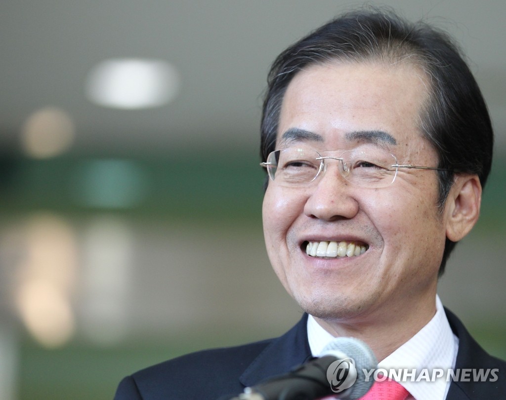洪准杓结束对开城访问下午回国