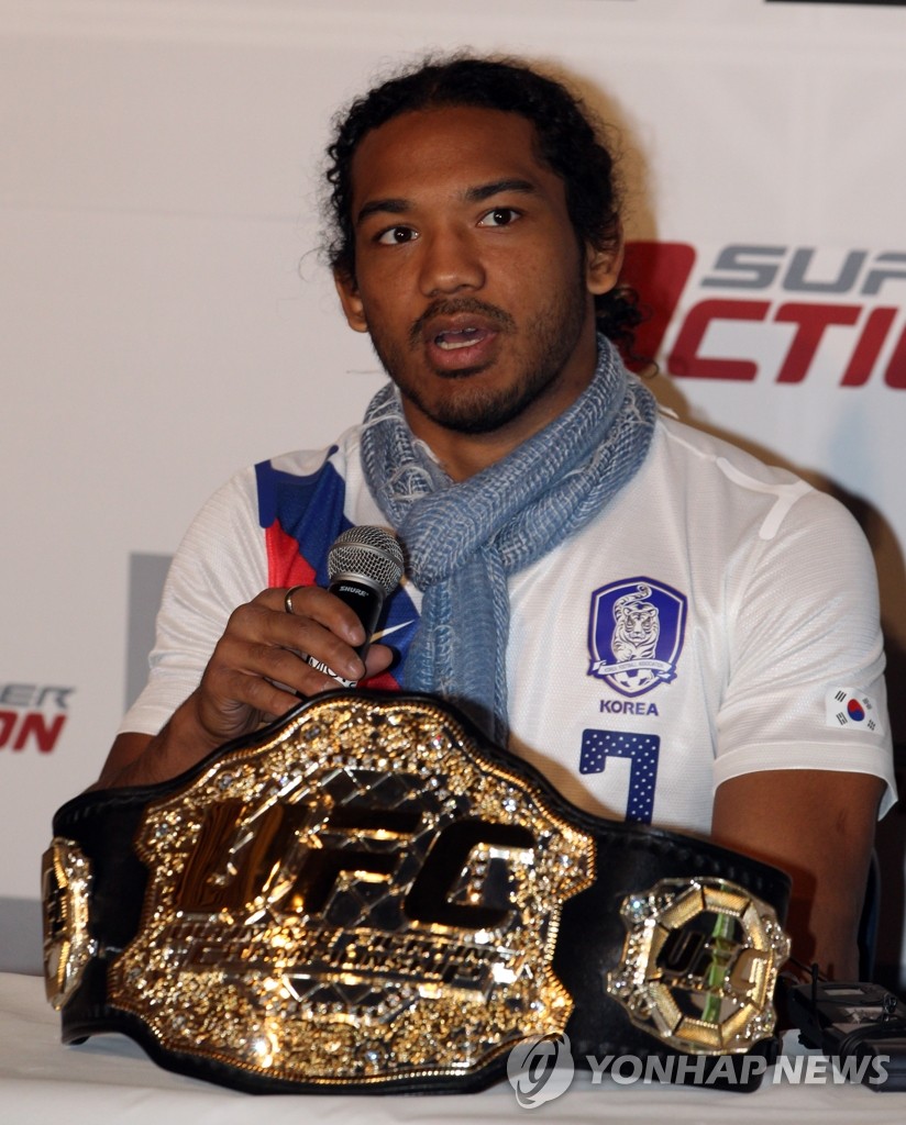 ufc轻量级冠军本亨德森