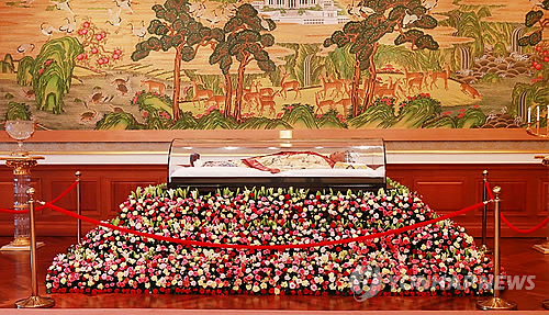 安置在玻璃棺内的文鲜明遗体