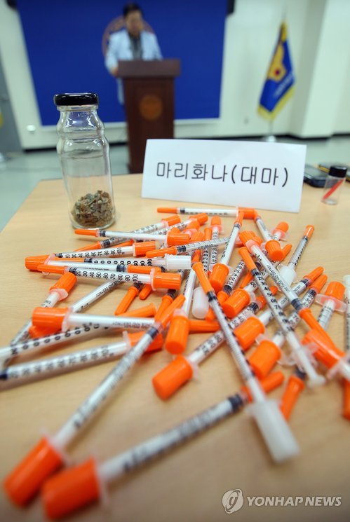 资料图片：韩国查获走私入境的朝鲜毒品。 韩联社