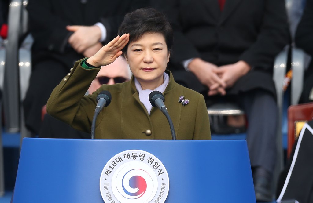 资料图片：2013年2月25日，在首尔汝矣岛国会，朴槿惠在第18任韩国总统就任仪式上行举手礼。（韩联社）