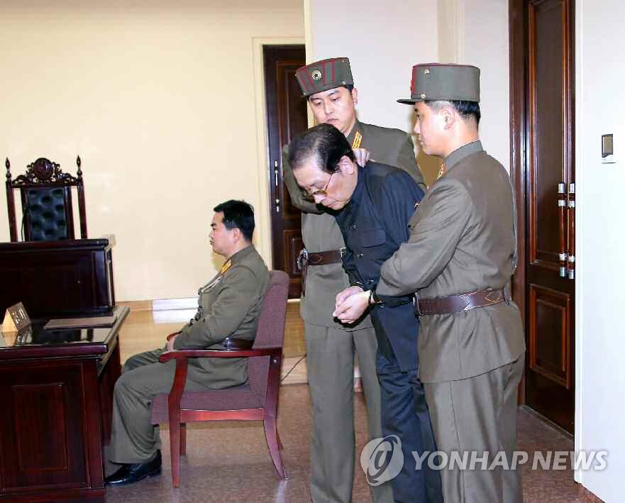 资料图片：朝鲜公开的金正恩姑父张成泽（黑衣）受审画面 韩联社/《劳动新闻》 