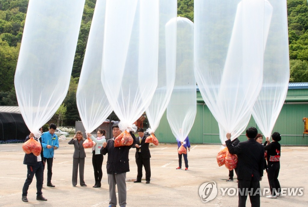 用气球向朝鲜发放巧克力派