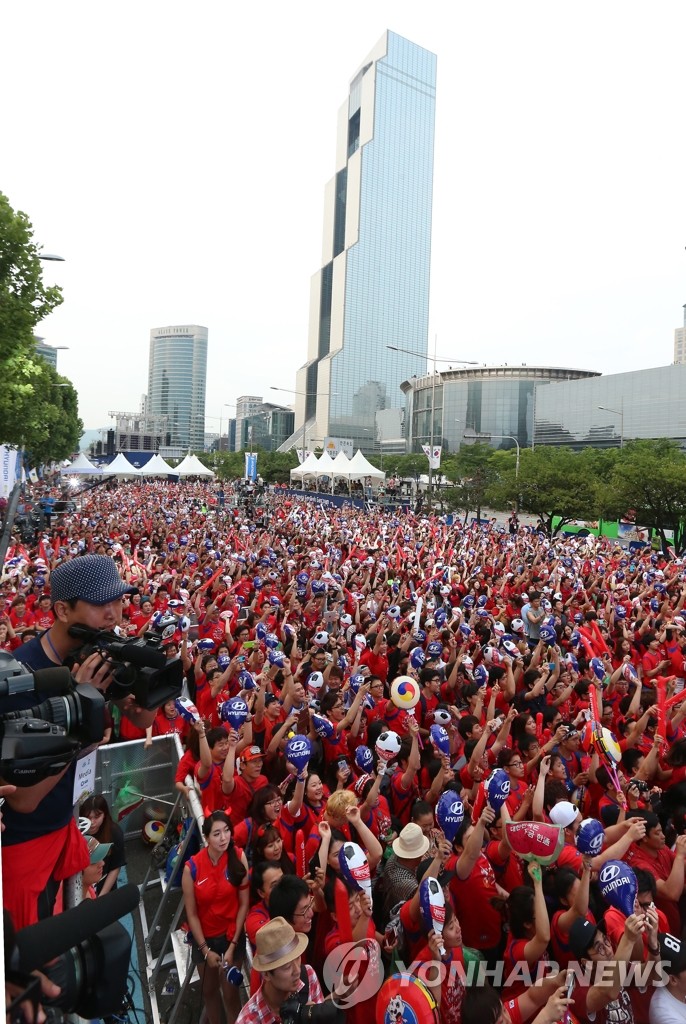 韩国队世界杯首场比赛 广大市民为国足加油打气 韩联社