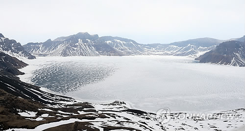 朝鲜白头山探险队天池畔过年厨体两开花