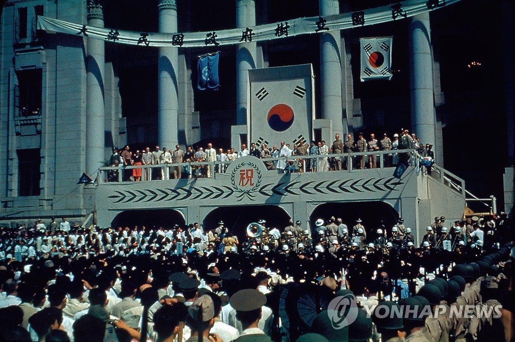 资料图片：1948年8月15日，万众聚集庆祝大韩民国政府成立。（韩联社/国家记录院供图）