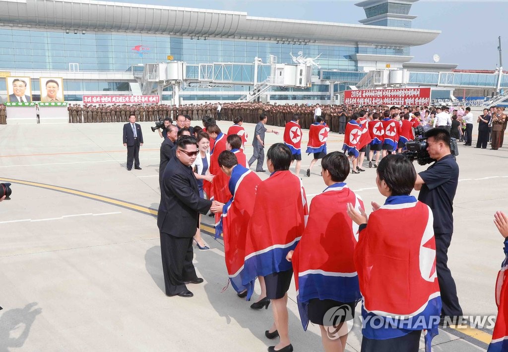 朝鲜女足凯旋归来 金正恩机场迎接