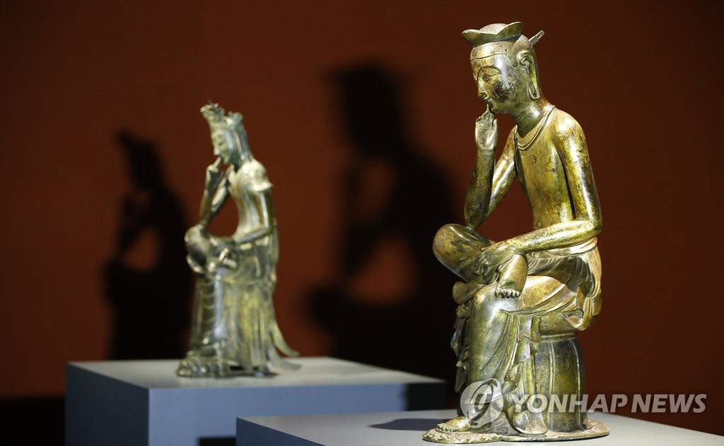 2015年，两座半跏思惟像同时亮相古代佛教雕刻大展。 韩联社（图片严禁转载复制）