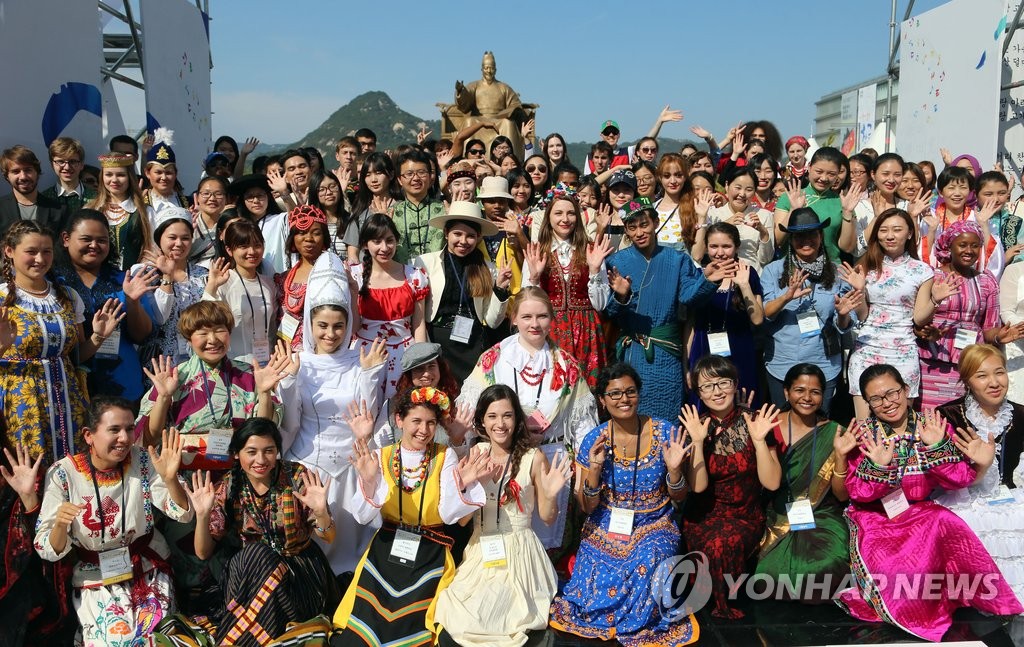 外国学生参加“韩文日”庆祝活动