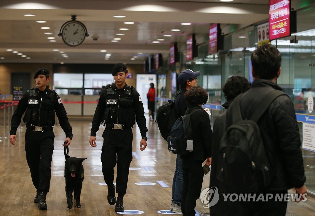 韩上调恐袭预警级别 机场加强安检