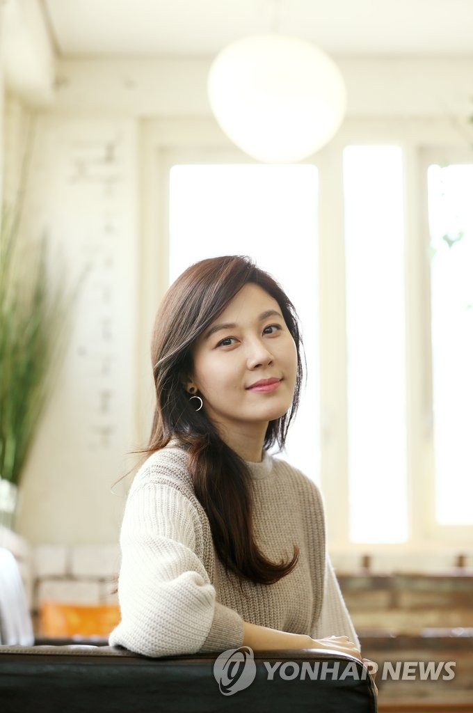 韩国女演员金荷娜