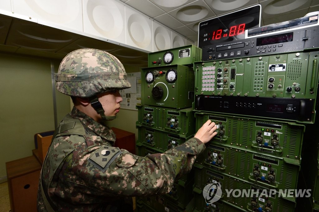 资料图片：2016年1月8日，在京畿道的中部防线对朝广播室，韩国陆军官兵正在启动设备。 韩联社