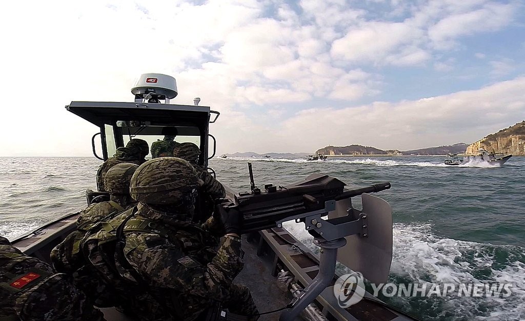 资料图片：2016年2月4日，在韩国西海北端白翎岛和延坪岛海域，韩国联合参谋本部所属的西北岛屿防卫司令部假设朝鲜炮击挑衅和突袭西北岛屿，进行大规模海上射击演练。韩军此举旨在针对朝鲜准备发射远程弹道导弹发出严厉警告。 韩联社/联参供图（图片严禁转载复制）