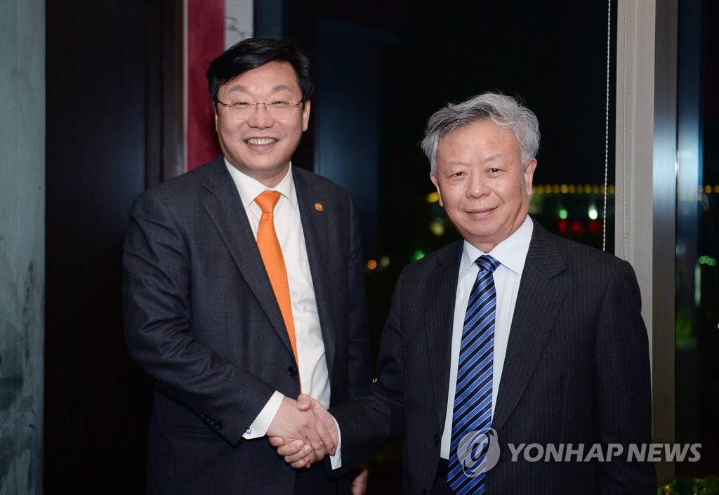 韩经贸部长会见亚投行行长金立群