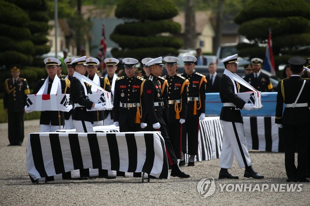 韩美交换韩国战争时阵亡的军人遗骸