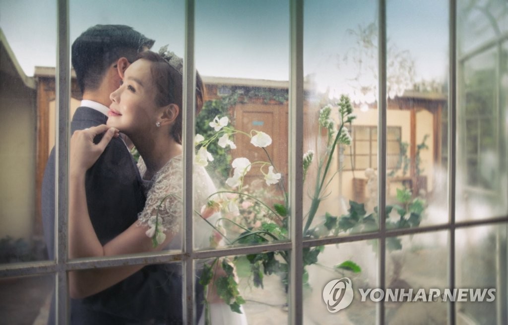 韩星金廷恩公开婚纱照