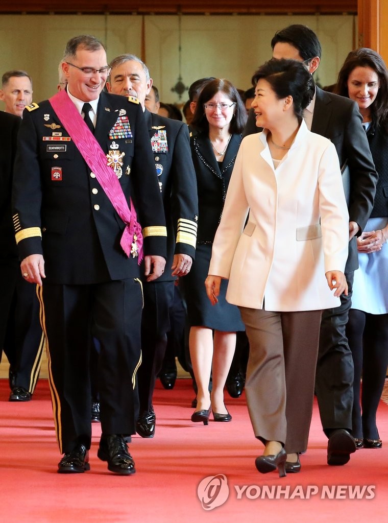 驻韩美军司令即将离任 朴槿惠授其勋章