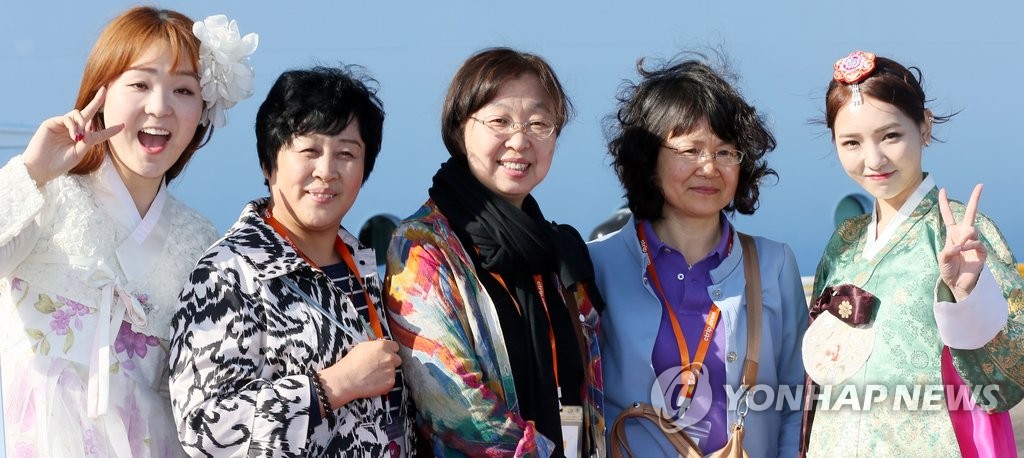 中国游客搭乘“海洋量子号”抵韩