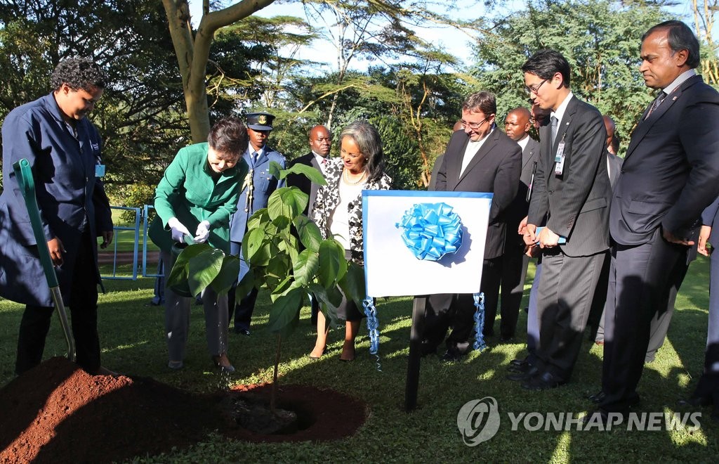 朴槿惠访问联合国内罗毕办事处并植树纪念