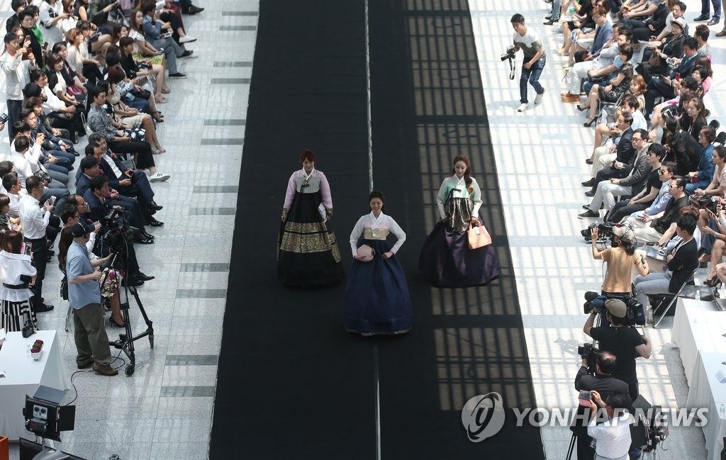 国会上演韩服时装秀