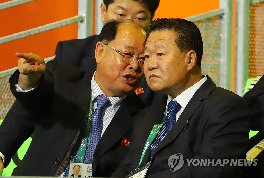 崔龙海观看朝鲜举重名将严润哲比赛