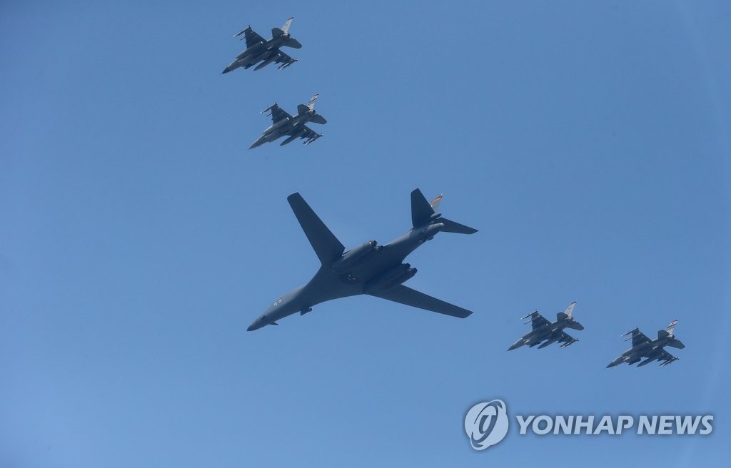 美B-1B轰炸机飞临韩半岛