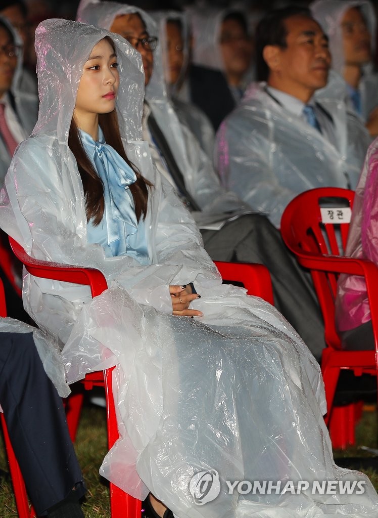 金妍儿穿雨衣亮相
