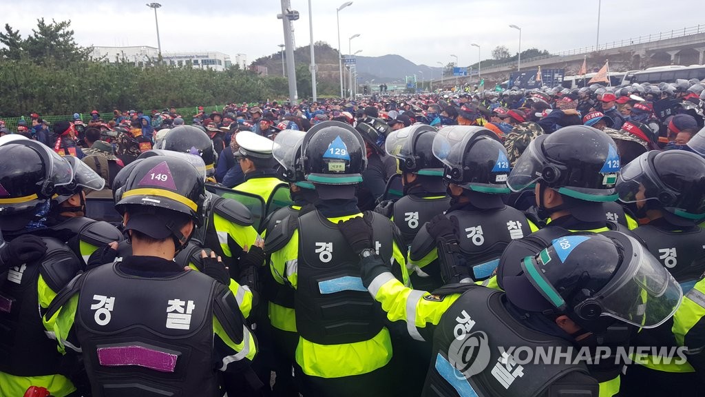 货运工会组织和警方肢体冲突