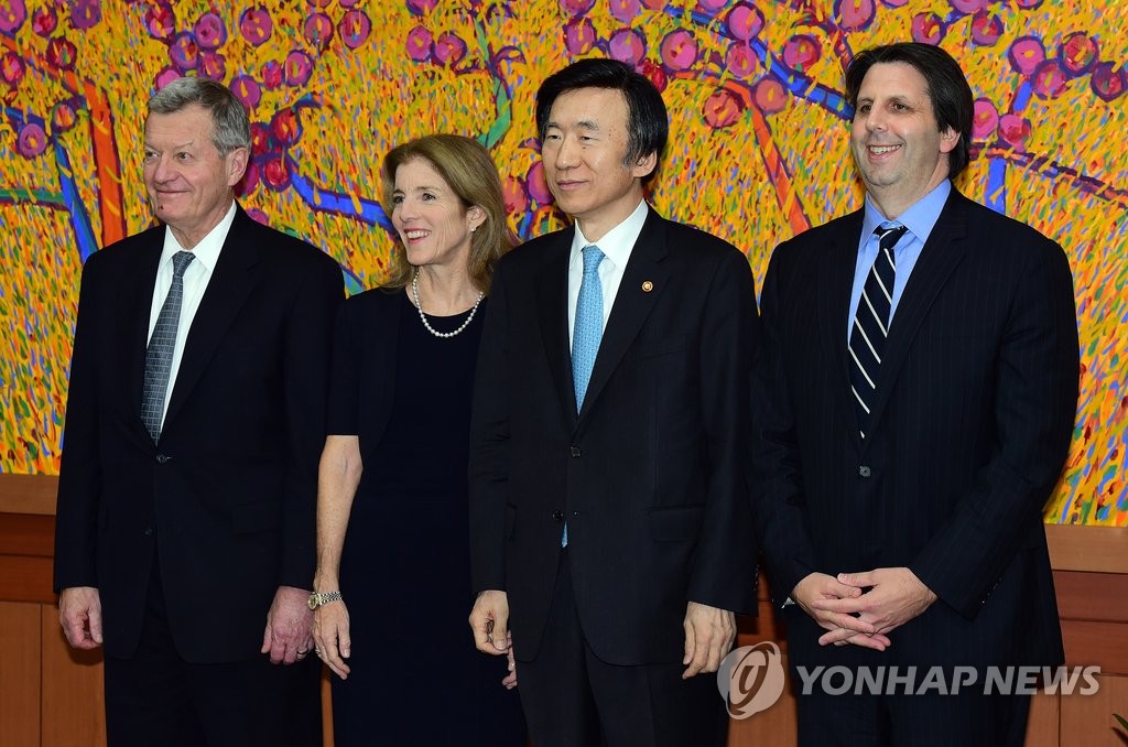 韩外长接见美国驻韩中日三国大使
