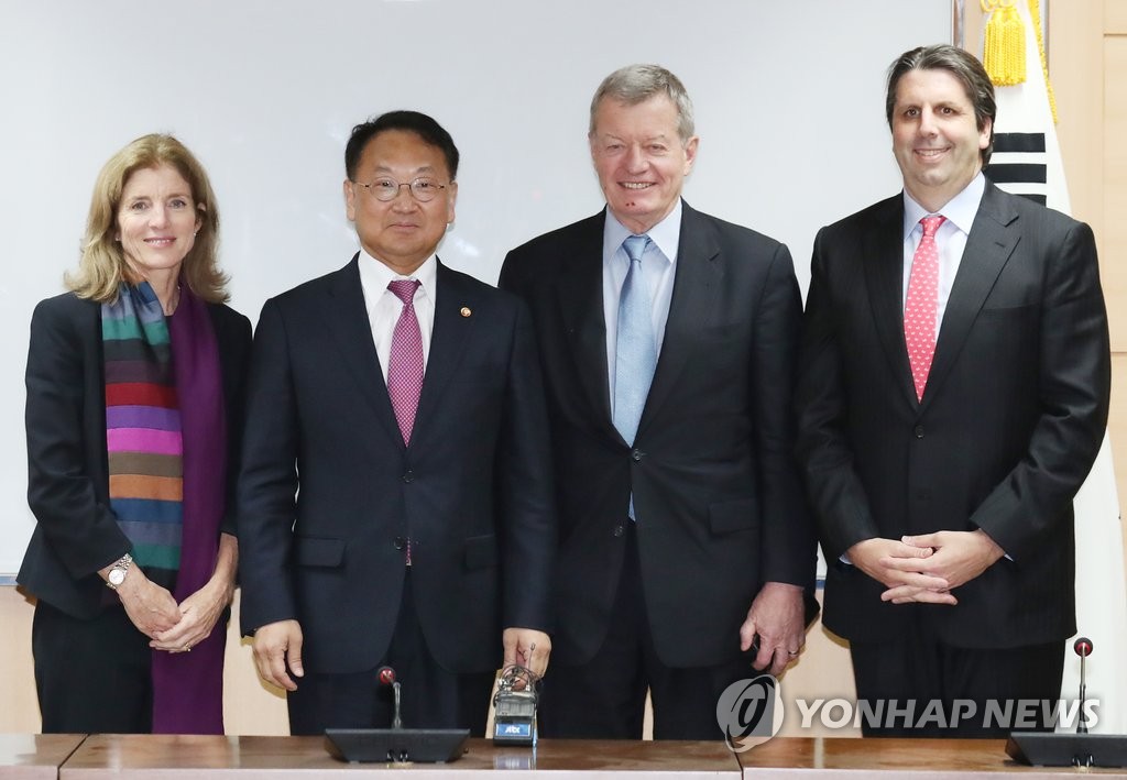 韩副总理接见美国驻韩中日三国大使