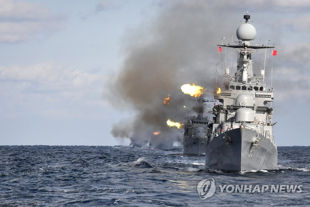 韩海军实施海上机动演习