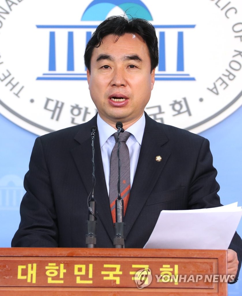 资料图片：民主党首席发言人尹官石（韩联社）