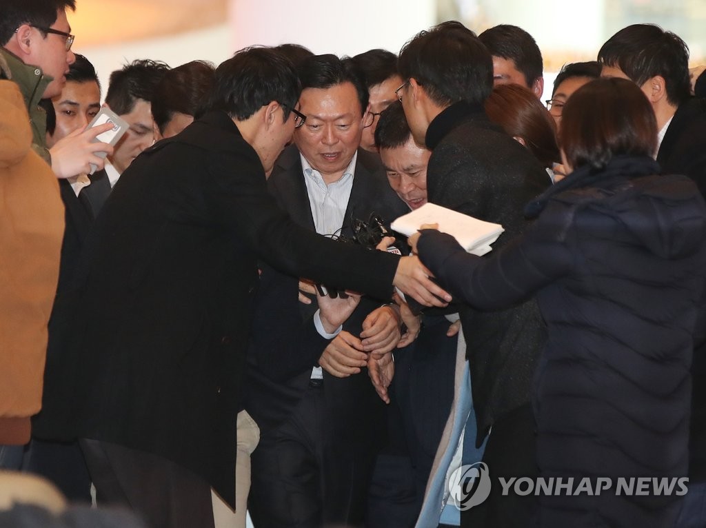 乐天集团会长辛东彬被记者包围
