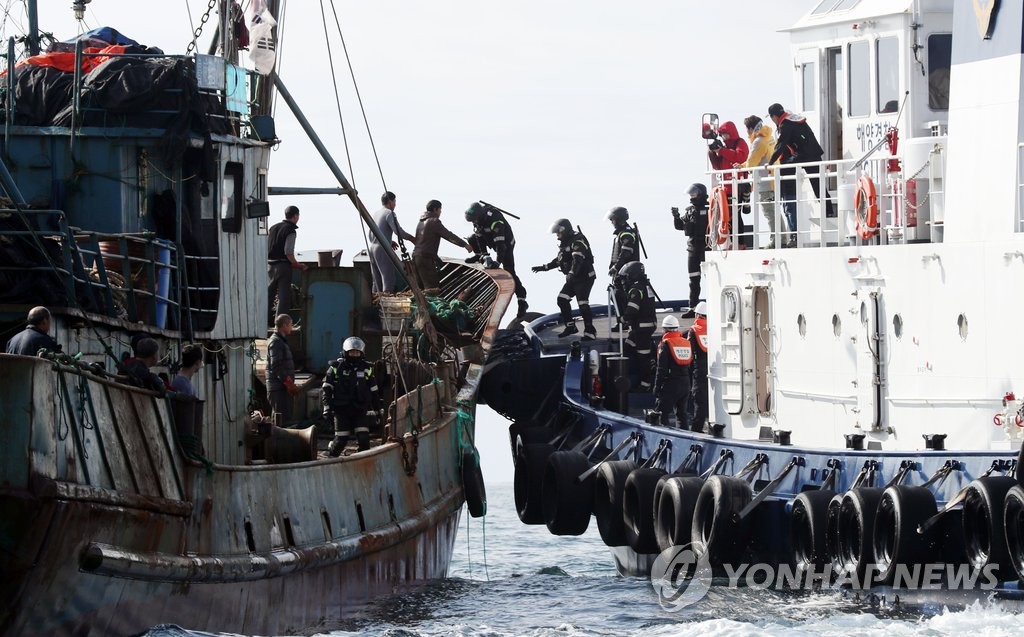 韩海警盘查中国非法捕捞渔船