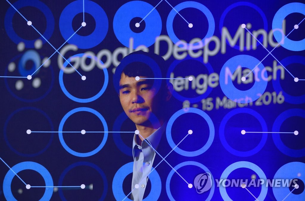 资料图片：2016年3月12日，在首尔四季酒店，李世石与人工智能AlphaGo对决后出席记者会。 韩联社
