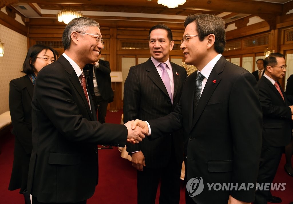 韩代总统和邱国洪亲切握手