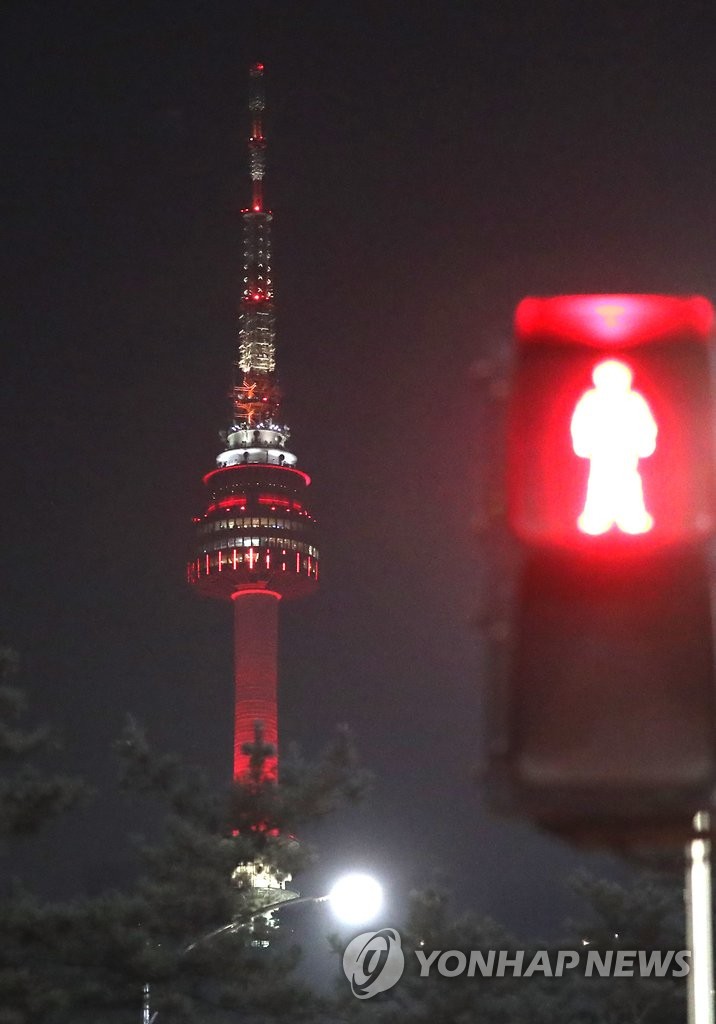 首尔塔亮红灯提醒市民做好防霾