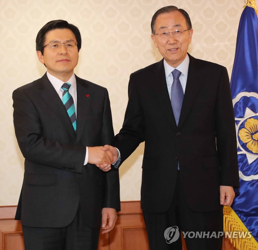 潘基文和韩代总统握手