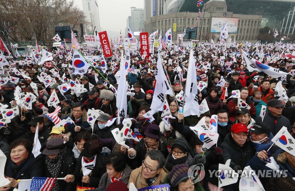 韩民众集会主张总统弹劾无效