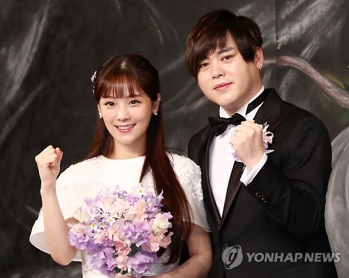 文熙俊昭燏大婚2月12日,在首尔新罗酒店,歌手文熙俊(右)和昭燏在婚礼