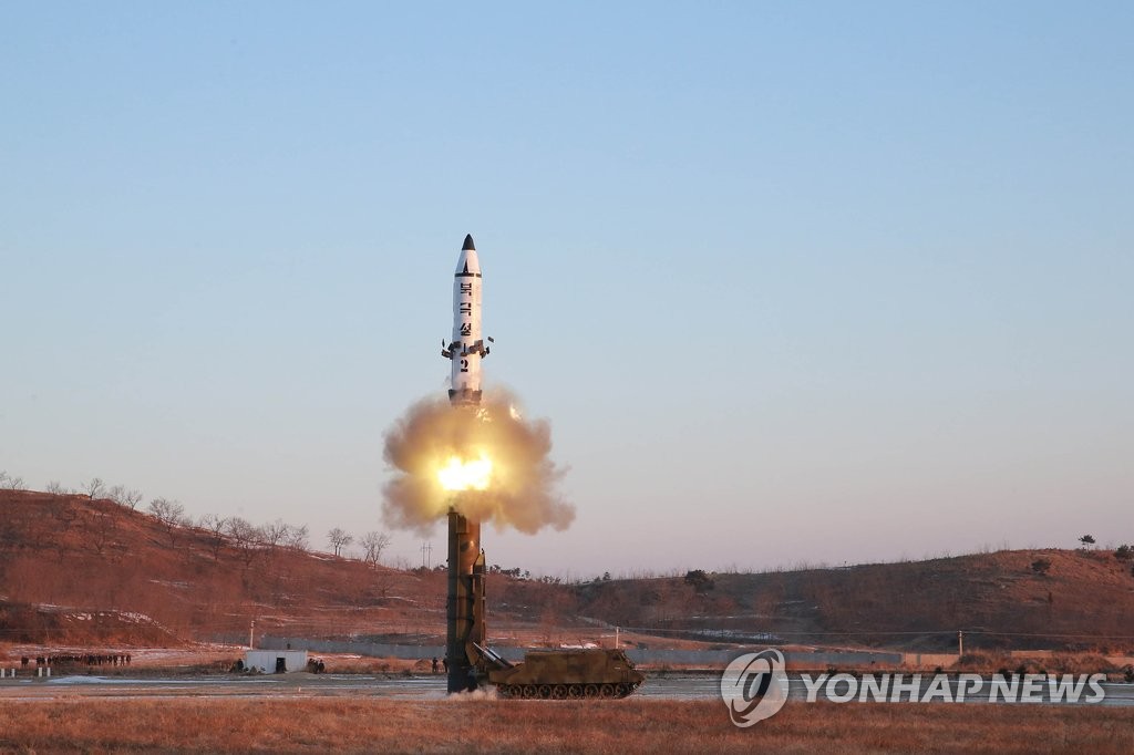 资料图片：图为2017年2月朝鲜“北极星2型”中远程弹道导弹发射现场照。图片仅限韩国国内使用，严禁转载复制。（韩联社/朝中社）