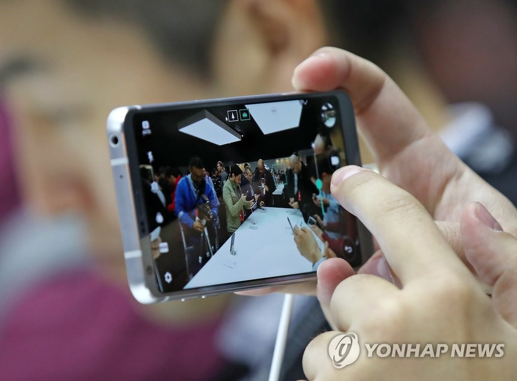 资料图片：2月27日，在西班牙巴塞罗那举行的MWC2017，外媒记者正在体验G6功能。（韩联社)