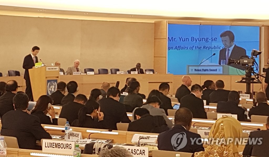 当地时间2月27日，在瑞士日内瓦联合国总部举行的联合国人权理事会第34次会议上，韩国外交部长官尹炳世作主旨演讲。（韩联社）