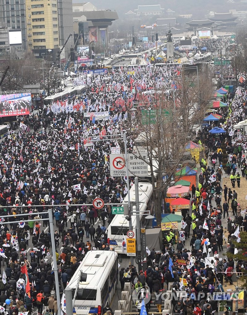 韩总统弹劾两派集会对抗
