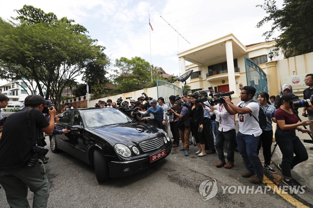 3月2日，一辆从朝鲜驻马来西亚大使馆驶出的车辆遭记者包围。当天，马来西亚警方发布将释放金正男毒杀案朝鲜籍嫌疑人李正哲的消息。（韩联社/美联社） 
