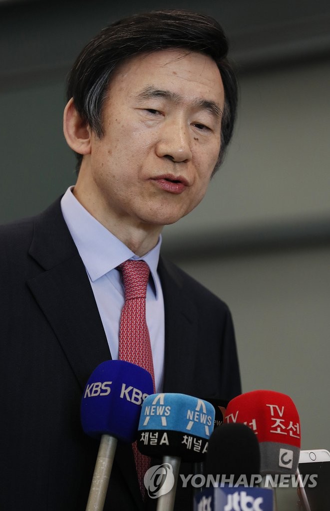 3月3日，在仁川国际机场，韩国外交部长官尹炳世接受记者采访。（韩联社）